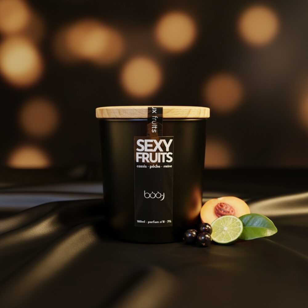 Bougie parfumée Sexy Fruits de 160 ml dans un pot noir.
