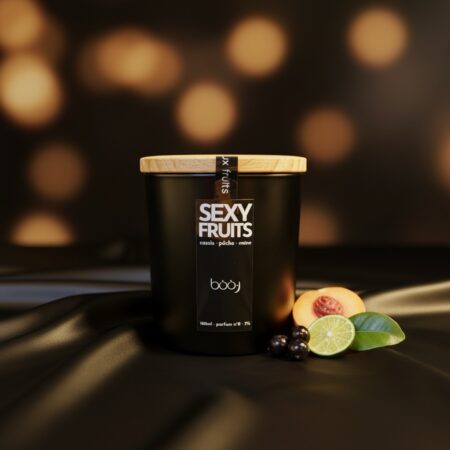 Bougie parfumée Sexy Fruits de 160 ml dans un pot noir.