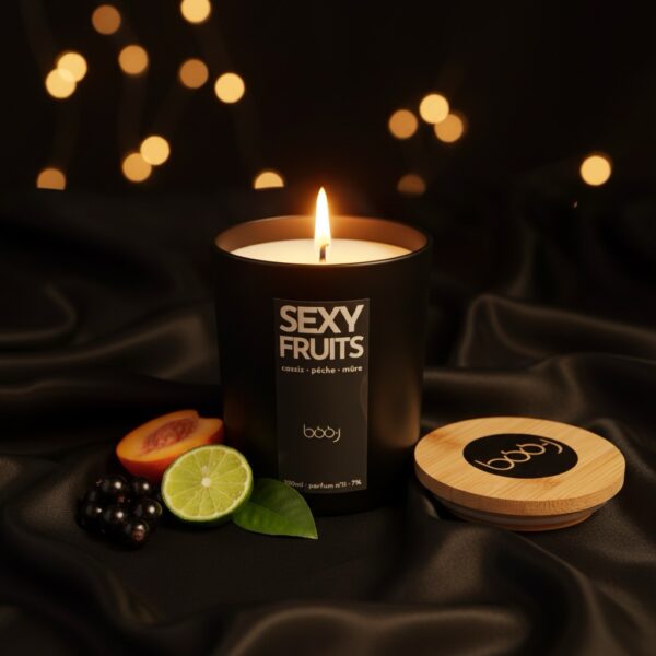 Pot noir contenant une bougie parfumée Sexy Fruits de 330 ml.