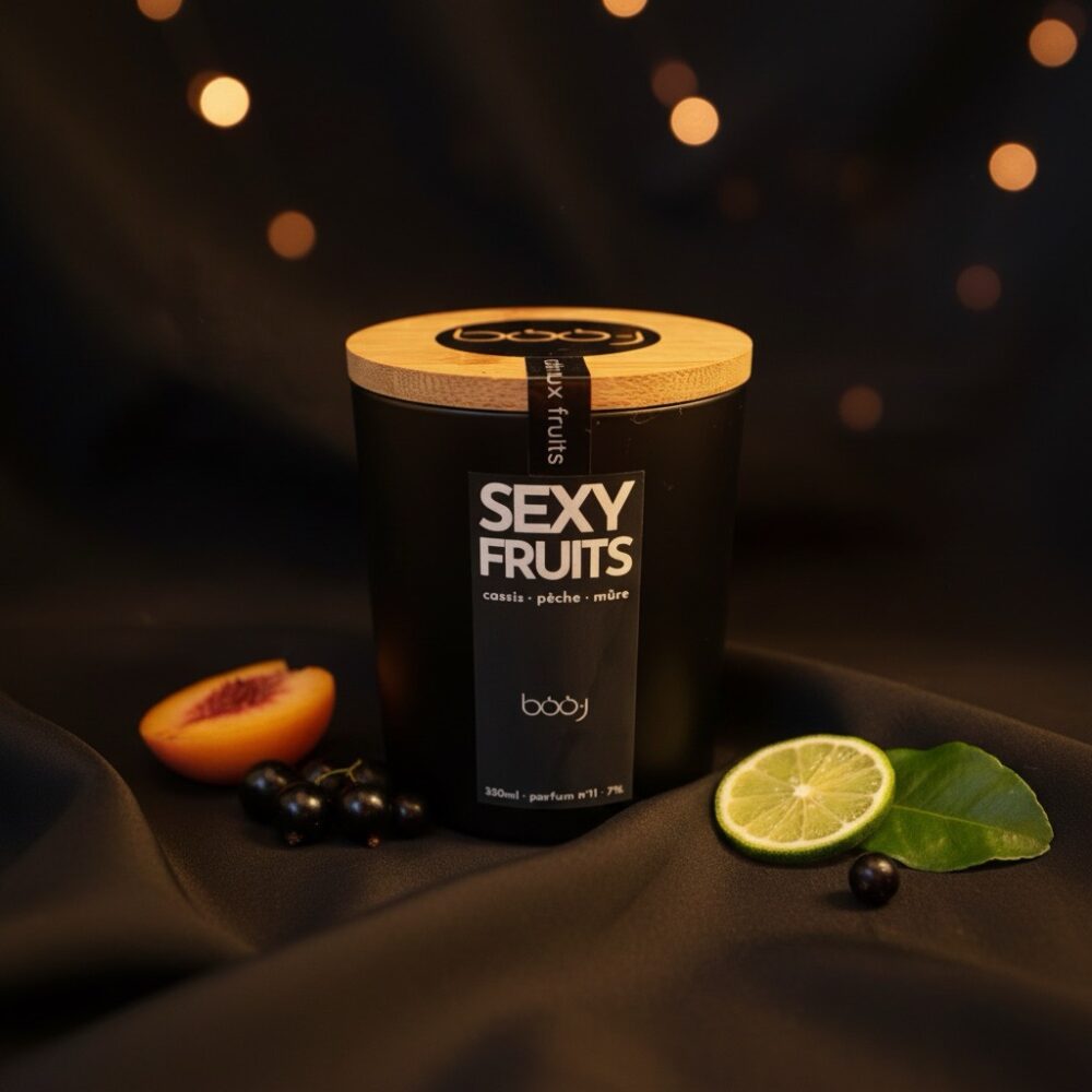 Pot noir contenant une bougie parfumée Sexy Fruits de 330 ml.