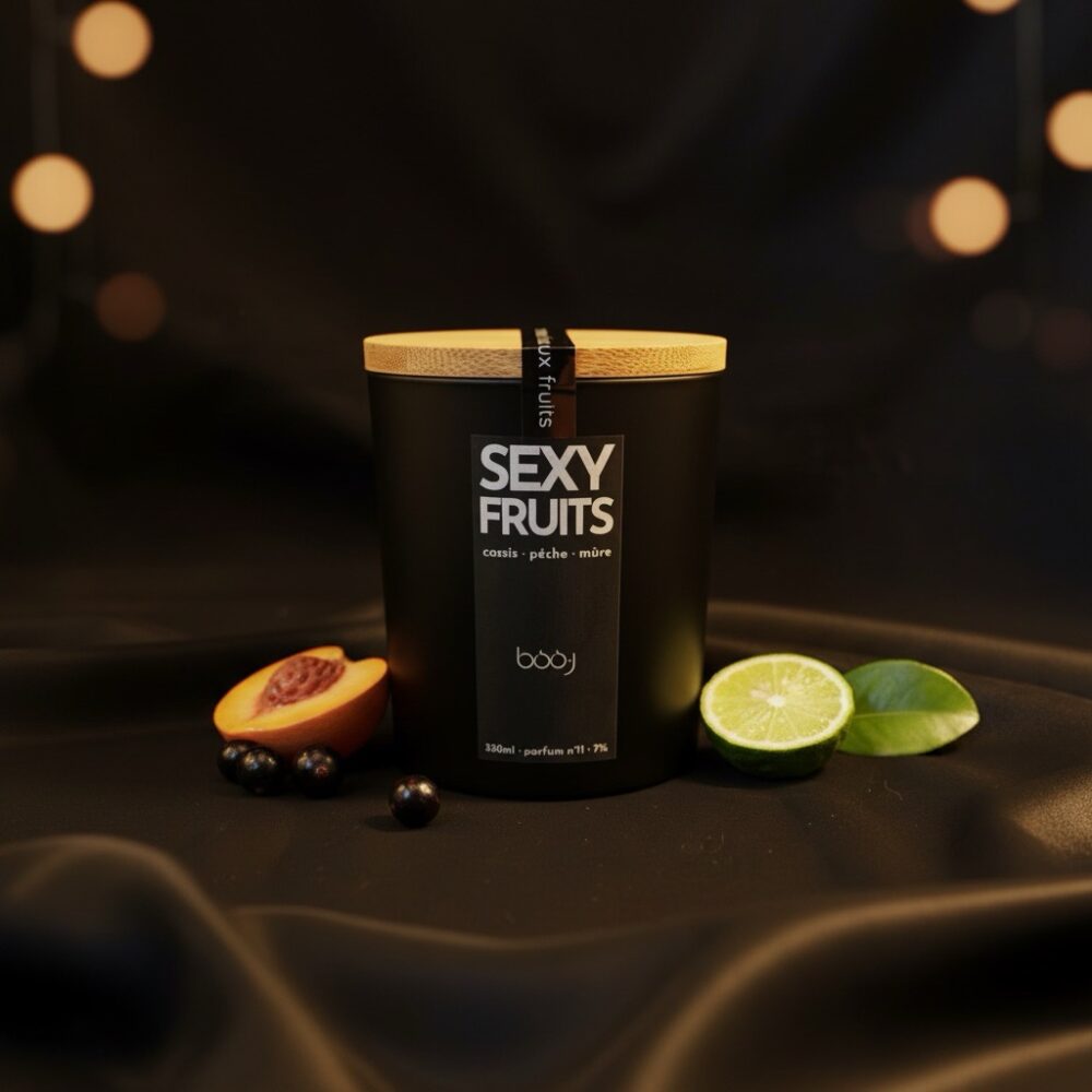 Pot noir contenant une bougie parfumée Sexy Fruits de 330 ml.