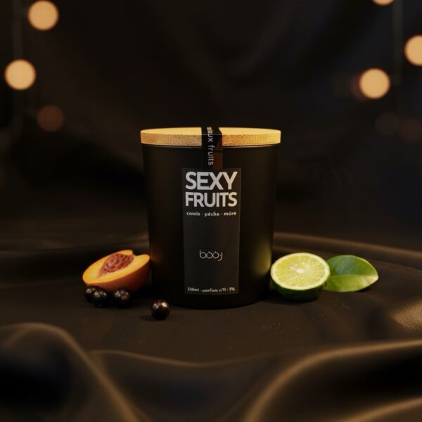 Pot noir contenant une bougie parfumée Sexy Fruits de 330 ml.