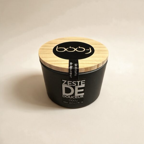 Bougie parfumée boo·j Zeste de Douceur, pot noir de 100 ml, aux notes d'abricot, de citron et de pamplemousse