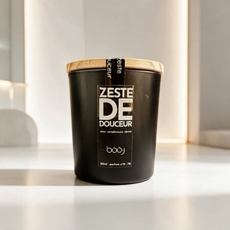 Bougie parfumée boo·j Zeste de Douceur, pot noir de 160 ml, aux notes d'abricot, de citron et de pamplemousse