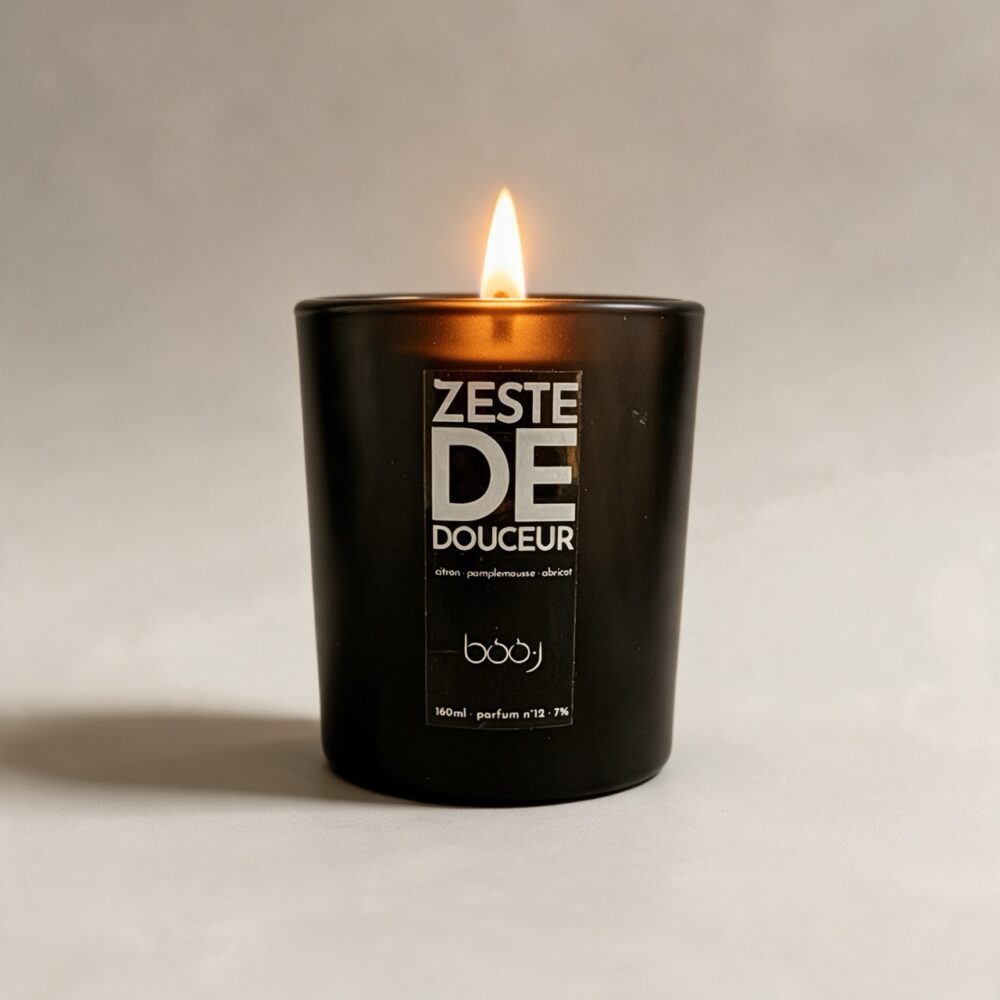 Bougie parfumée boo·j Zeste de Douceur, pot noir de 160 ml, aux notes d'abricot, de citron et de pamplemousse