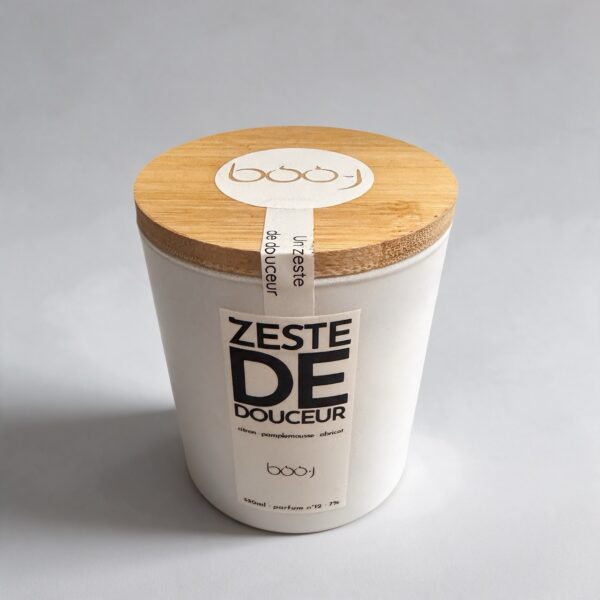 Bougie parfumée boo·j Zeste de Douceur, pot blanc de 330 ml, aux notes d'abricot, de citron et de pamplemousse