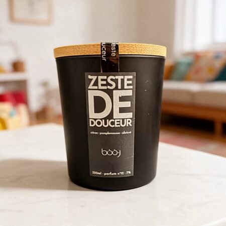 Bougie parfumée boo·j Zeste de Douceur, pot noir de 330 ml, aux notes d'abricot, de citron et de pamplemousse