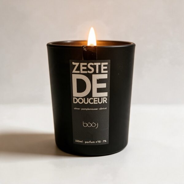 Bougie parfumée boo·j Zeste de Douceur, pot noir de 330 ml, aux notes d'abricot, de citron et de pamplemousse