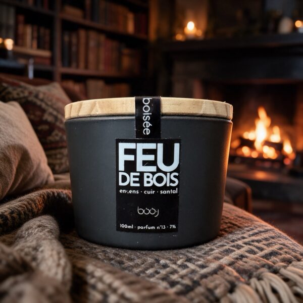Bougie parfumée Feu de bois, parfum boo·j n°13, en pot de 100 ml, notes encens cuir santal