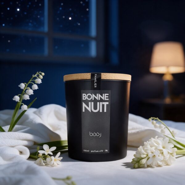 Bougie parfumée Bonne nuit, parfum boo·j n°17, en pot de 330 ml, notes fleur d'oranger muguet musc, dans une ambiance de chambre au crépuscule