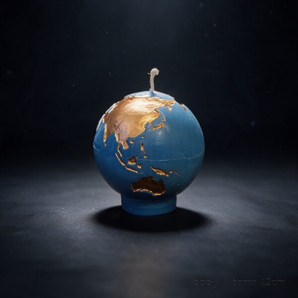 Bougie sphérique exclusive boo·j de 12 cm, fait main, représentant la Terre bleu ciel foncé avec continents en bronze irisé.