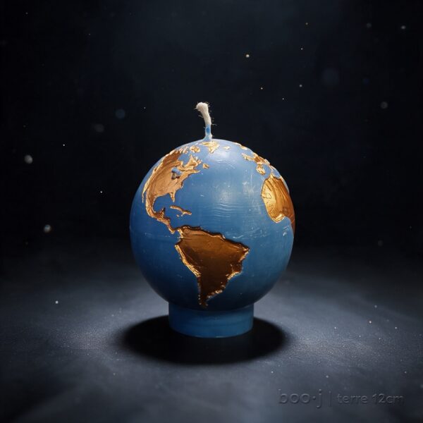 Bougie sphérique exclusive boo·j de 12 cm, fait main, représentant la Terre bleu ciel foncé avec continents en bronze irisé.