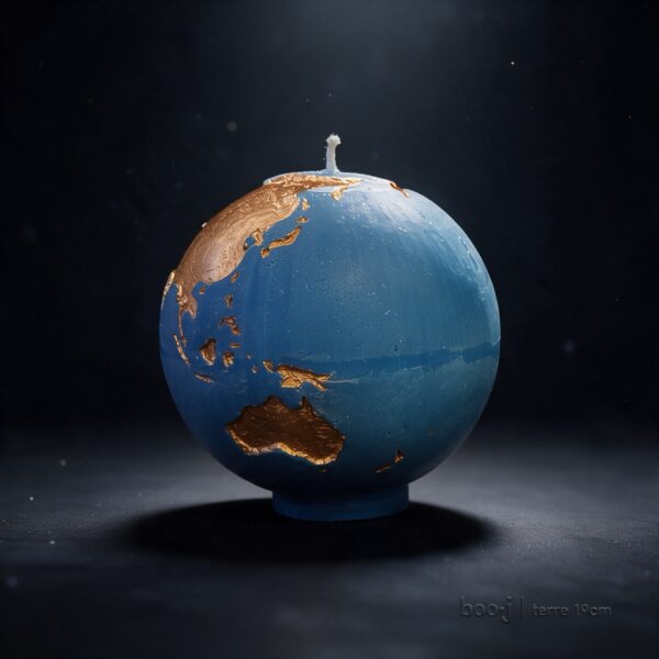 Grande bougie sphérique exclusive boo·j de 19 cm, fait main, représentant la Terre bleu ciel foncé avec continents en bronze irisé, pièce maîtresse de la collection.