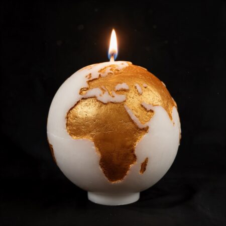 Grande bougie sphérique exclusive boo·j de 19 cm, fait main, représentant la Terre avec continents en couleur or foncé sur fond blanc, pièce maîtresse de la collection.