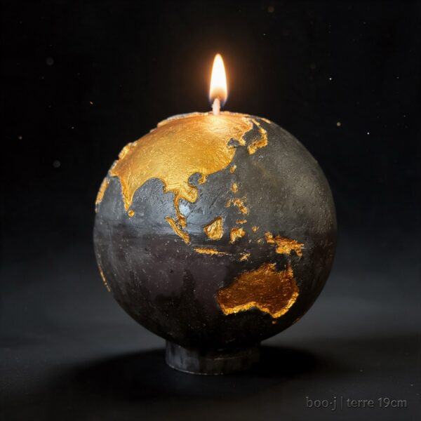 Grande bougie sphérique exclusive boo·j de 19 cm, fait main, représentant la Terre noire avec continents en couleur or foncé, pièce maîtresse de la collection.