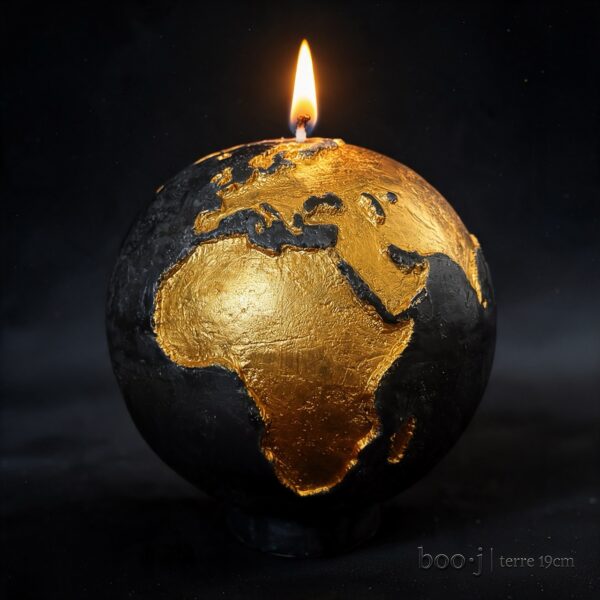 Grande bougie sphérique exclusive boo·j de 19 cm, fait main, représentant la Terre noire avec continents en couleur or foncé, pièce maîtresse de la collection.