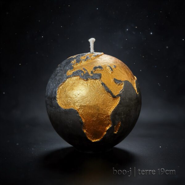 Grande bougie sphérique exclusive boo·j de 19 cm, fait main, représentant la Terre noire avec continents en couleur or foncé, pièce maîtresse de la collection.