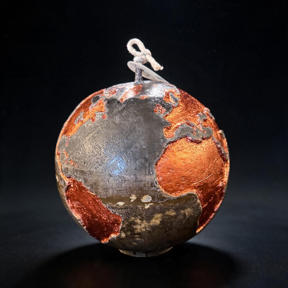Bougie sphère Terre 19 cm, cire mélange olive et noir, continents cuivrés, artisanat suisse boo·j