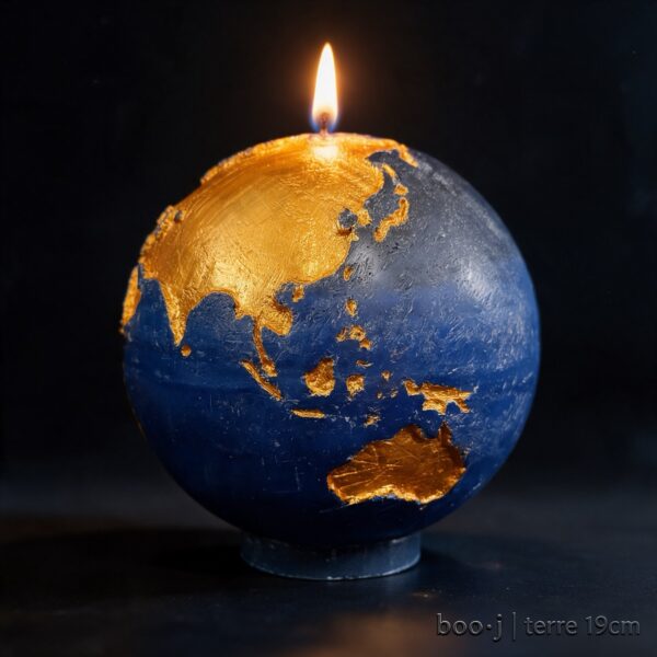 Grande bougie sphérique exclusive boo·j de 19 cm, fait main, représentant la Terre avec continents en couleur or foncé sur fond bleu nuit, pièce maîtresse de la collection.