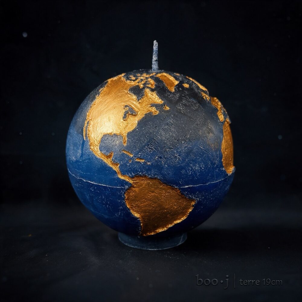 Grande bougie sphérique exclusive boo·j de 19 cm, fait main, représentant la Terre avec continents en couleur or foncé sur fond bleu nuit, pièce maîtresse de la collection.