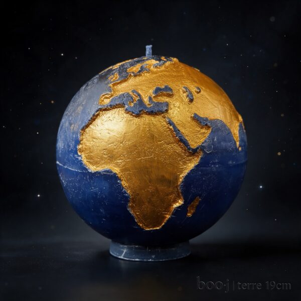 Grande bougie sphérique exclusive boo·j de 19 cm, fait main, représentant la Terre avec continents en couleur or foncé sur fond bleu nuit, pièce maîtresse de la collection.
