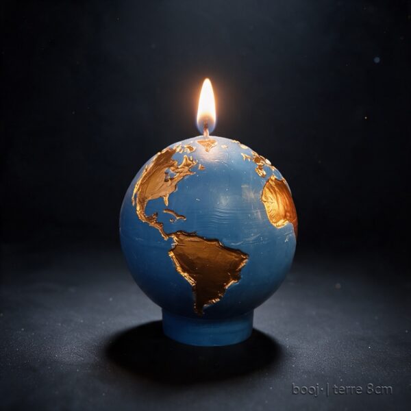 Bougie Sphère Terre 8 cm – Bleu Ciel Foncé et Bronze Irisé (Exclusive boo·j) Bougie sphérique exclusive boo·j de 8 cm, fait main, représentant la Terre bleu ciel foncé avec continents en bronze irisé.