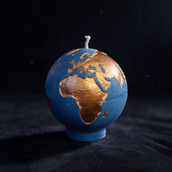 Bougie Sphère Terre 8 cm – Bleu Ciel Foncé et Bronze Irisé (Exclusive boo·j) Bougie sphérique exclusive boo·j de 8 cm, fait main, représentant la Terre bleu ciel foncé avec continents en bronze irisé.