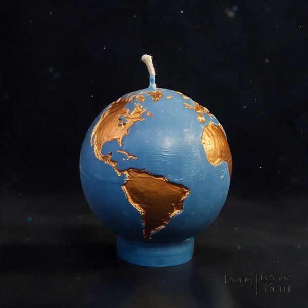 Bougie Sphère Terre 8 cm – Bleu Ciel Foncé et Bronze Irisé (Exclusive boo·j) Bougie sphérique exclusive boo·j de 8 cm, fait main, représentant la Terre bleu ciel foncé avec continents en bronze irisé.