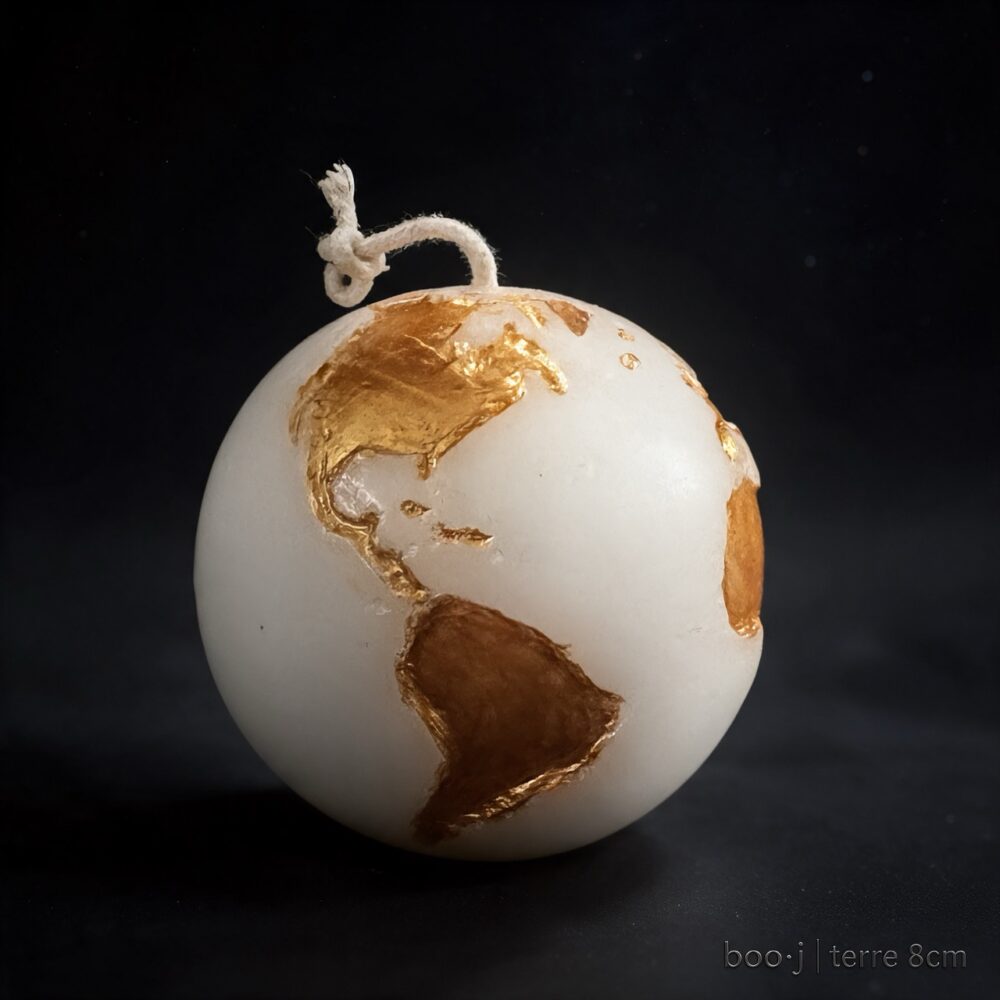 Bougie Sphère Terre 8 cm – Exclusive boo·j Fait Main Bougie sphérique exclusive boo·j de 8 cm, fait main, représentant la Terre avec continents en or foncé sur fond blanc.