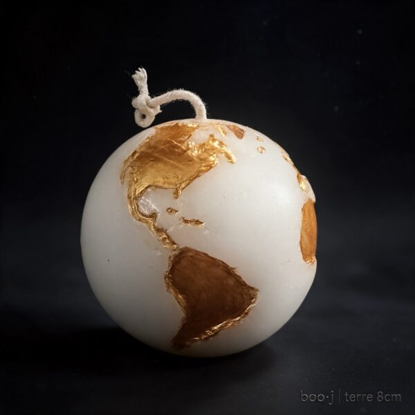 Bougie Sphère Terre 8 cm – Exclusive boo·j Fait Main Bougie sphérique exclusive boo·j de 8 cm, fait main, représentant la Terre avec continents en or foncé sur fond blanc.