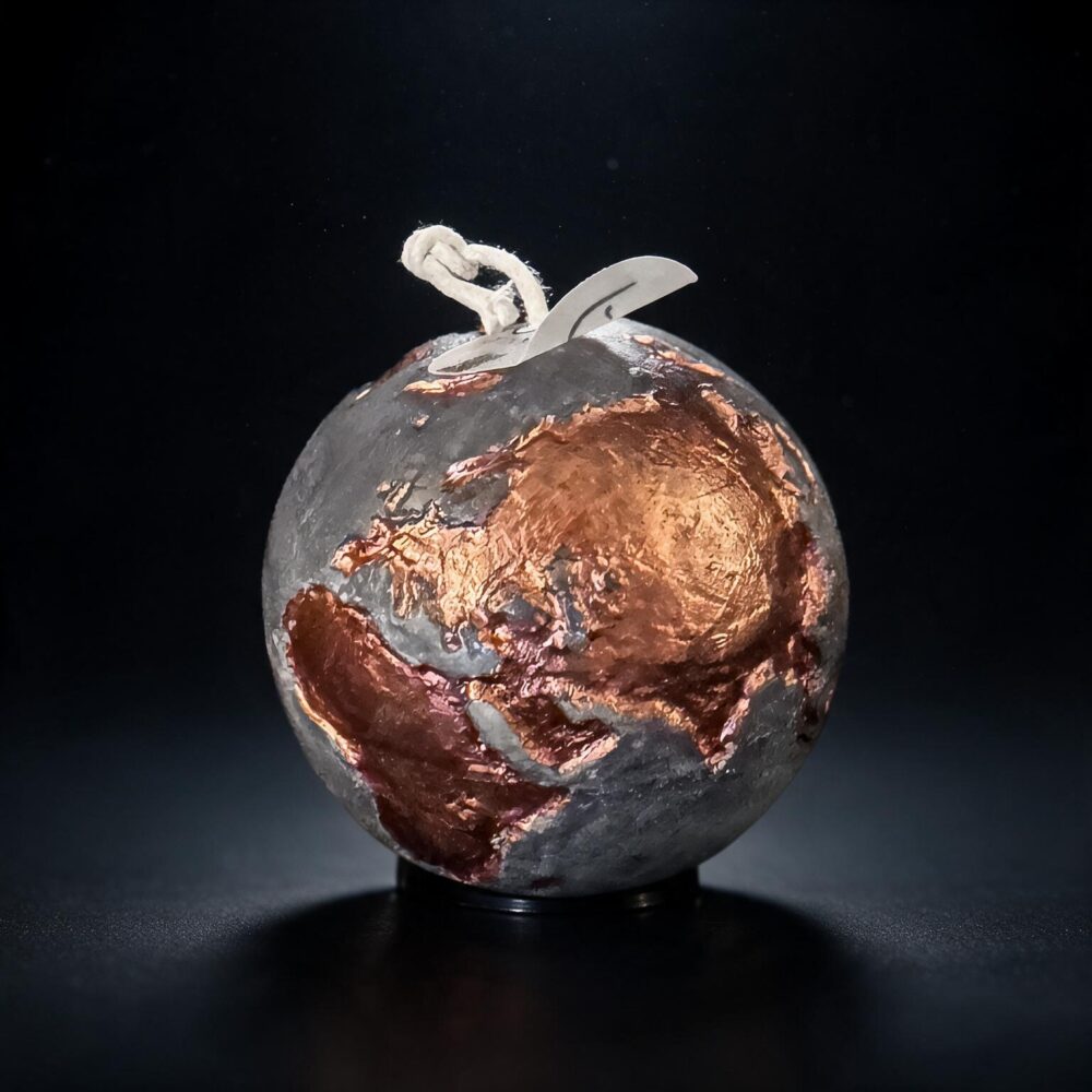 Bougie sphère Terre 8 cm, cire olive et continents cuivrés, fabrication suisse boo·j