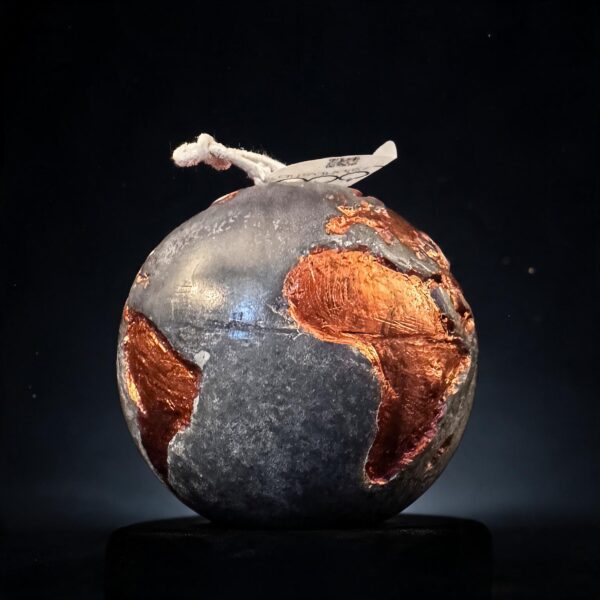 Bougie sphère Terre 8 cm, cire olive et continents cuivrés, fabrication suisse boo·j