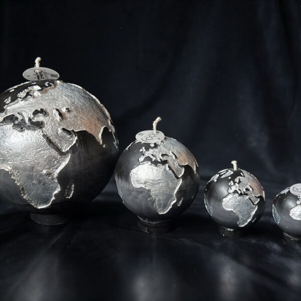 Collection de quatre bougies sphère Terre boo·j en noir anthracite dégradé gris, aux continents blancs irisés, en 19, 12, 8 et 6 cm
