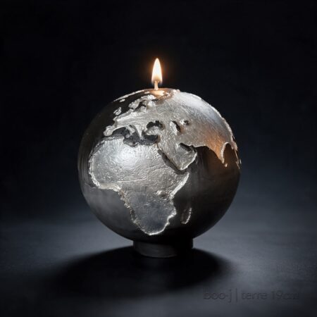 Bougie Sphère décorative noir anthracite de 19 cm représentant la Terre, avec des continents blancs aux reflets irisés, posée sur un fond neutre.