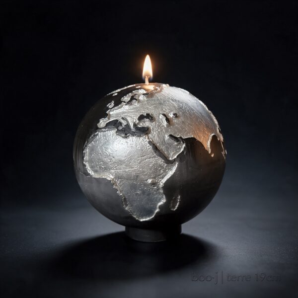 Bougie Sphère décorative noir anthracite de 19 cm représentant la Terre, avec des continents blancs aux reflets irisés, posée sur un fond neutre.